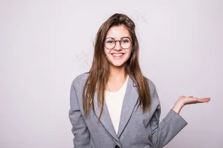 惊讶的女士在白色背景上展示打开的手掌和产品或文本的复制空间