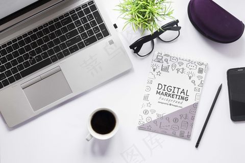 笔记本电脑咖啡和笔记本电脑模型样机