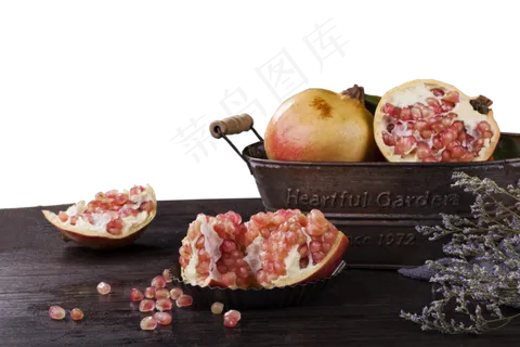 一小碟石榴籽水果石榴营养