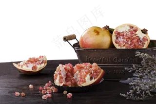 一小碟石榴籽水果石榴营养