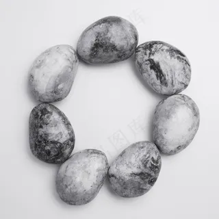 桌上岩石的俯视图