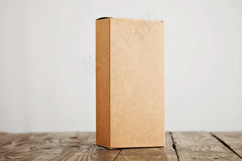 工艺纸板包装盒垂直呈现在压力拉丝木桌上，隔离在白色背景上