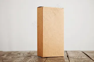 工艺纸板包装盒垂直呈现在压力拉丝木桌上，隔离在白色背景上