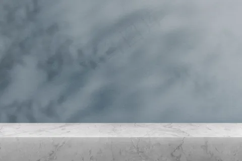 产品背景、带蓝色墙壁和植物阴影的空大理石桌面