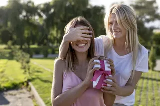 一位女士送礼物给她的朋友一个惊喜