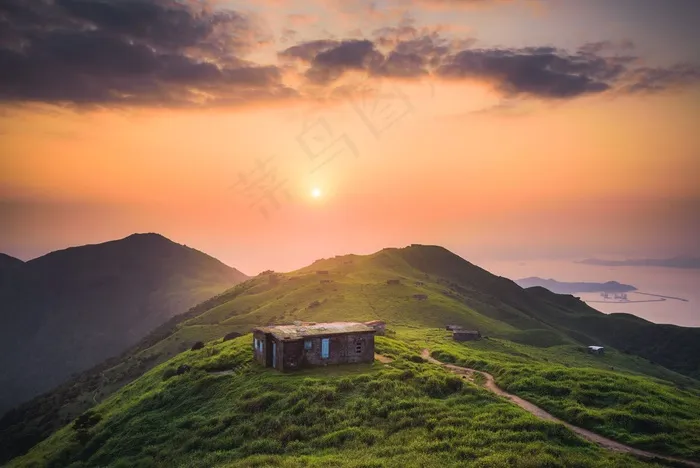 小房子建在高山上一座宁静的绿色小山上