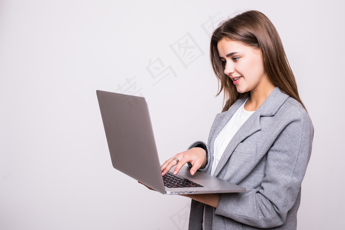 一个年轻的女人在白色背景下工作