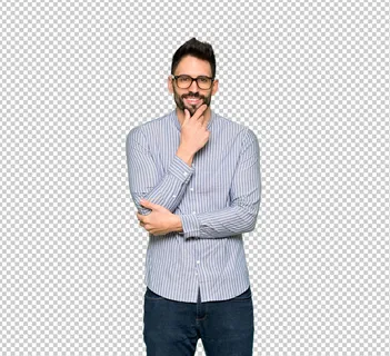 优雅的男人，穿着衬衫，戴着眼镜，面带微笑