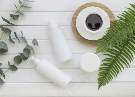 咖啡杯和护肤霜瓶，背景为白色