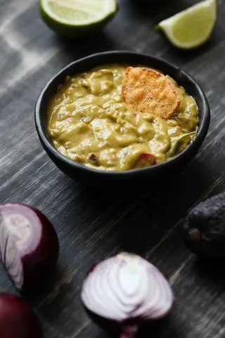 小吃。桌上有鳄梨酱的墨西哥玉米片