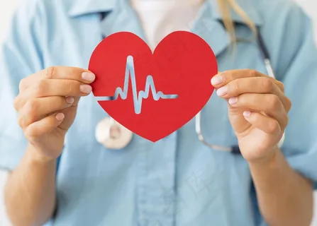 女医生手握纸心心跳