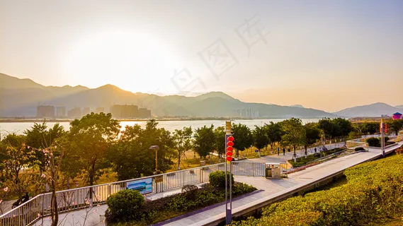 江滨日落图