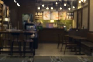 模糊咖啡馆餐厅与波基背景。