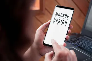 智能手机实物屏幕特写图片，商务女性手持和触摸智能手机