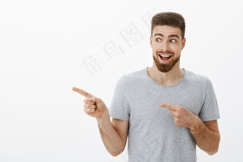 热情的家伙看着超酷的复制空间感到高兴和惊讶。灰色墙壁上留着胡子和胡子的英俊、快乐、有魅力的男人的画像 热情的家伙看着超酷的复制空间感到高兴和惊讶。灰色墙壁上留着胡子和胡子的英俊、快乐、有魅力的男人的画像