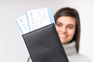 拿着护照*的年轻女子