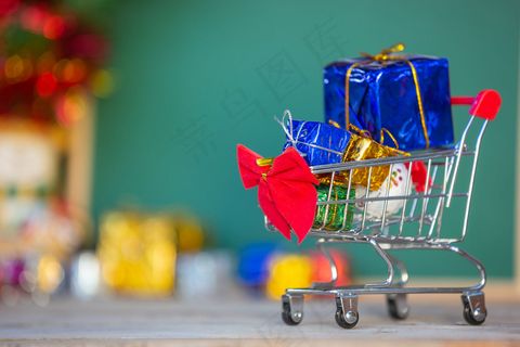 各种颜色的圣诞礼品盒放在购物车里