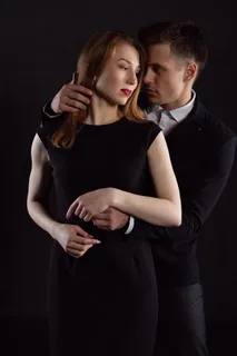 一个年轻英俊的男人在接吻前轻轻地调整他的女孩的头发 一个年轻英俊的男人在接吻前轻轻地调整他的女孩的头发