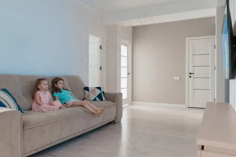 可爱的姐妹们在家看电视