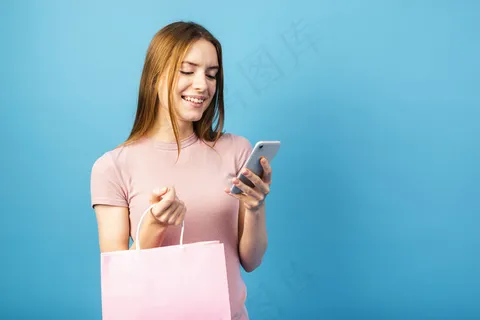 中景女子拿着包看着电话 中景女子拿着包看着电话