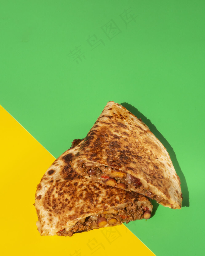 绿色和黄色背景的平铺玉米饼脆皮面包
