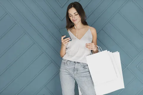 穿着蓝色牛仔裤的智能手机女士 穿着蓝色牛仔裤的智能手机女士