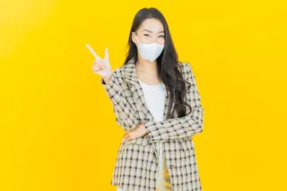 戴面具保护covid19或病毒的美丽亚洲年轻女性肖像