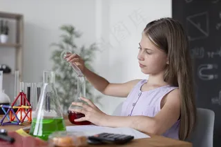 在课堂上学习更多化学知识的女孩