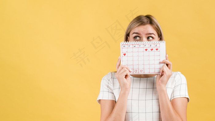 画心形的月历，女人盖住脸