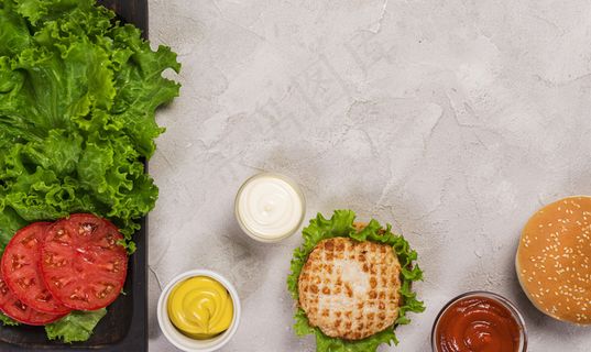 顶视图经典汉堡配番茄片和蘸酱