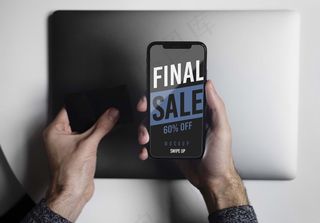 在笔记本电脑和手机上在线购物