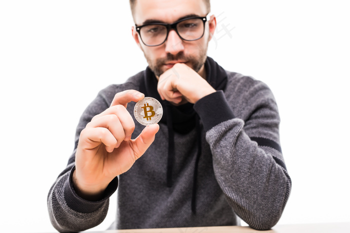 英俊的年轻人思考比特币孤立在白色
