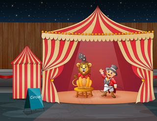 有驯兽师在马戏团帐篷上表演的狮子马戏团