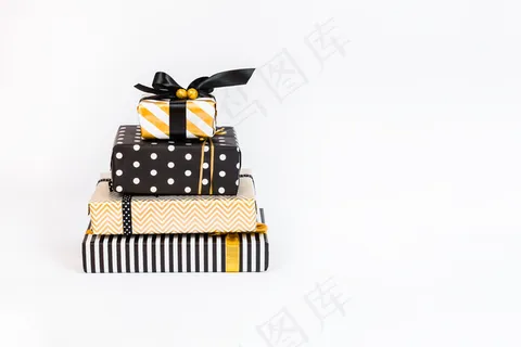 一堆黑色、白色和金色的礼品盒