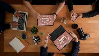 设计师团队简报的俯视图，关于他们的项目和设备模型样机