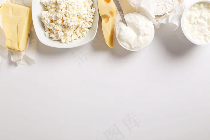 白色桌子上的奶制品