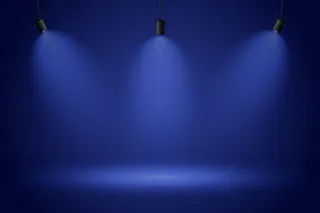 深蓝色背景上的聚光灯