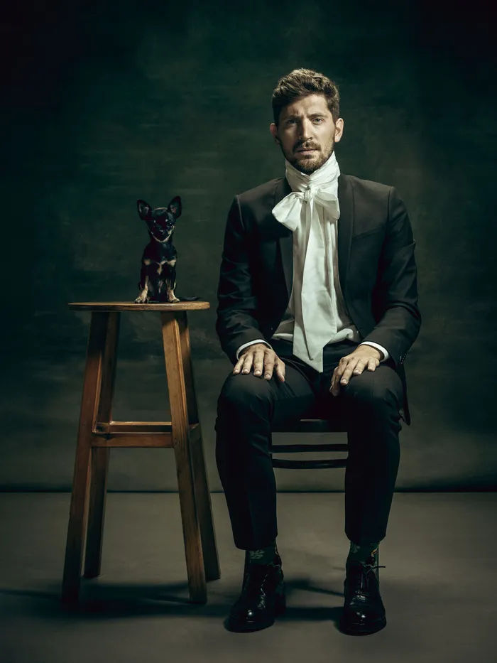 在黑暗背景下扮演道林·格雷的年轻人。复古风格，时代概念比较。