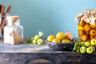 天堂苹果酱和糖浆天堂苹果在一个旧的木制表面