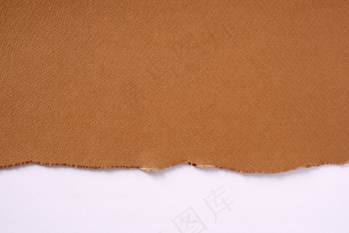 破损的棕色纸边白色背景