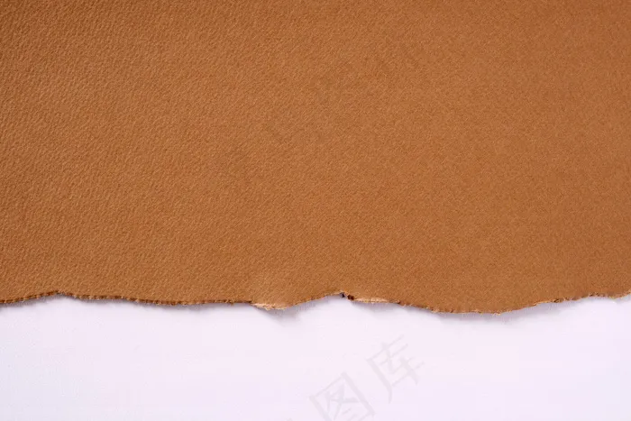 破损的棕色纸边白色背景
