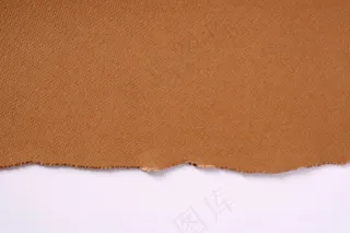 破损的棕色纸边白色背景