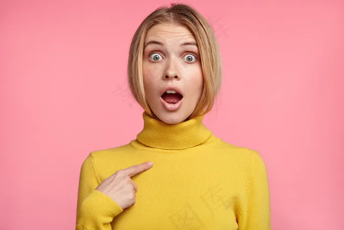漂亮的金发女人，穿着黄色高领毛衣