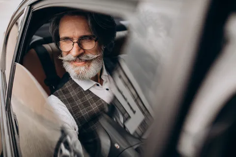 坐在汽车后座的商人