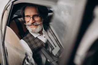 坐在汽车后座的商人