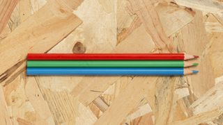 木质背景彩色铅笔