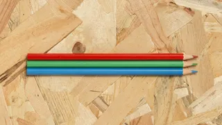 木质背景彩色铅笔