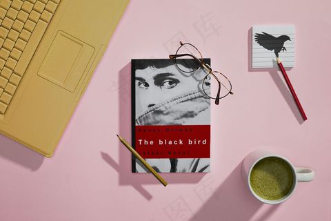 带笔记本电脑和马克杯的顶视图簿