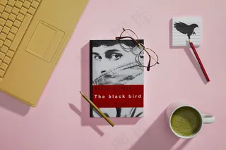 带笔记本电脑和马克杯的顶视图簿