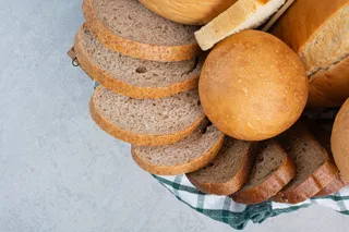 大理石背景上的各种面包篮。高质量照片